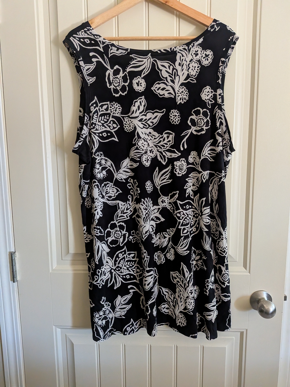 Black & White Floral Sleeveless Top - Picture 4 of 5